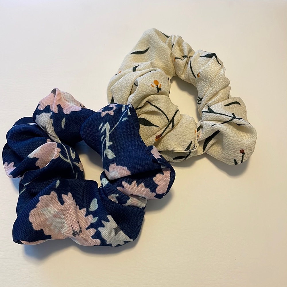 Amazon Scrunchies. 2 Piece. Floral.